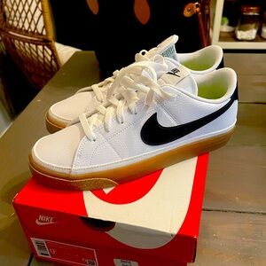 Women’s Court Legacy Shoes - Size 9.5 New